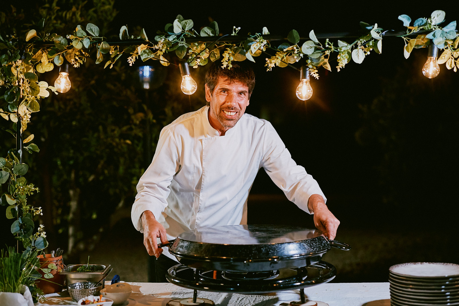 Private chef with the final preparation of a paella